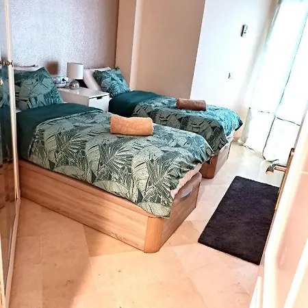 Beautiful 2 Bed With Pool And Golf Views *