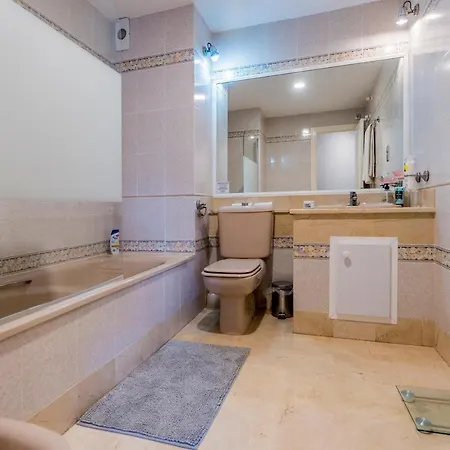 Beautiful 2 Bed With Pool And Golf Views Apartment *