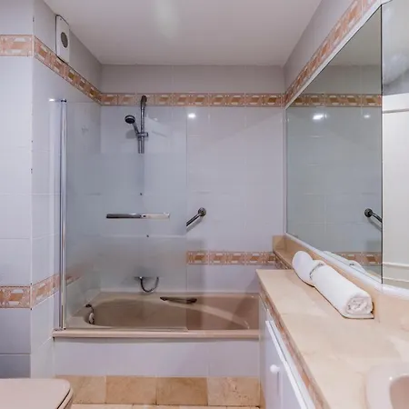 Beautiful 2 Bed With Pool And Golf Views Apartment *