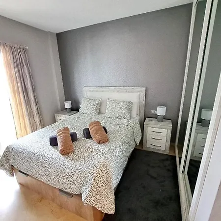 Beautiful 2 Bed With Pool And Golf Views Apartment
